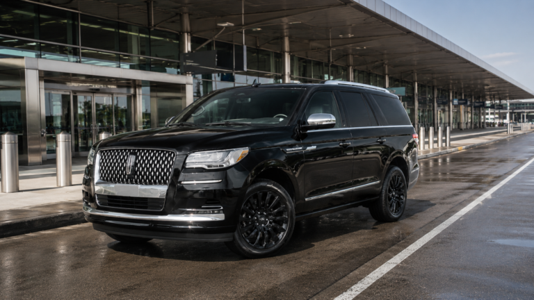 Black Lincoln Navigator for Seattle airport limo service at SeaTac
